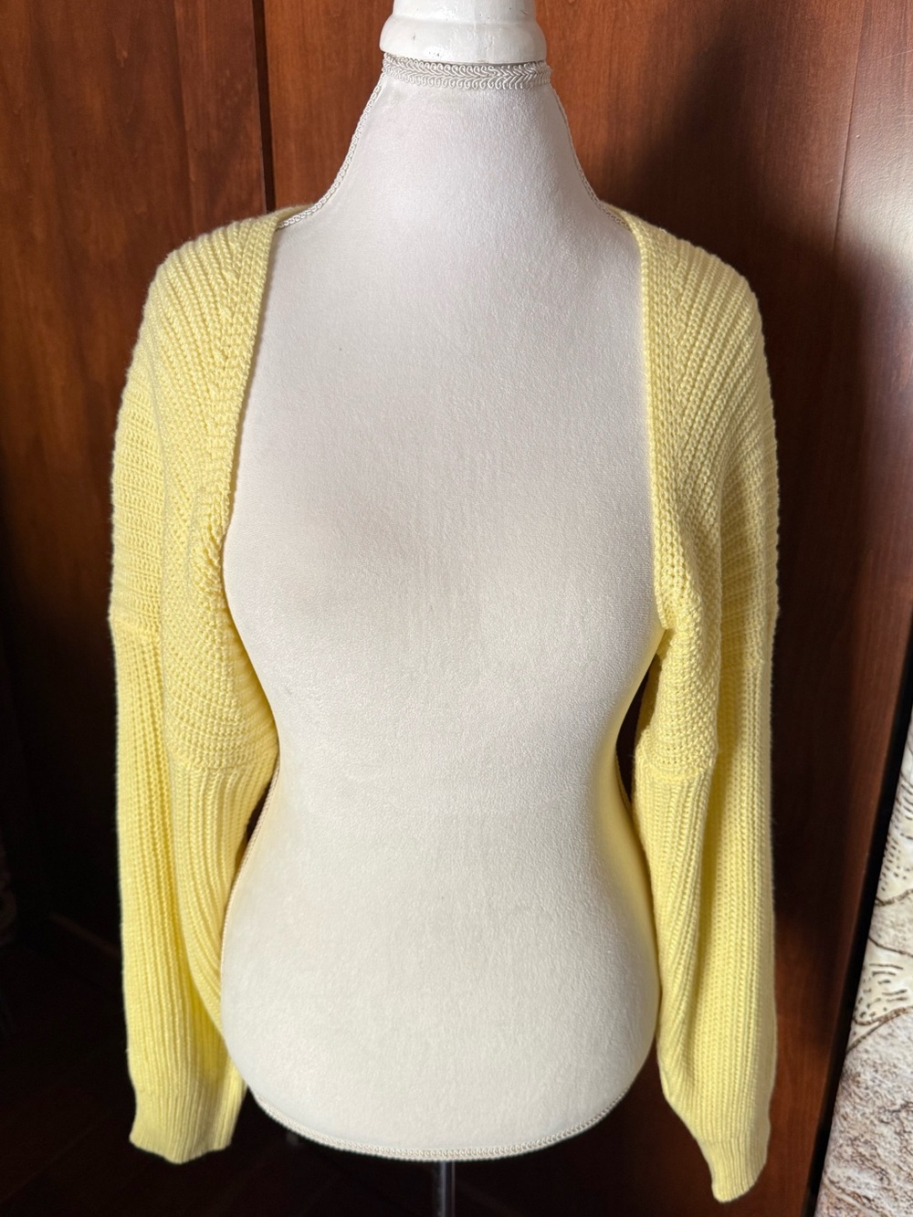 ⚜️✨ WINDSOR BUTTER YELLOW KNIT SHRUG SWEATER SIZE SMALL NWT ✨⚜️